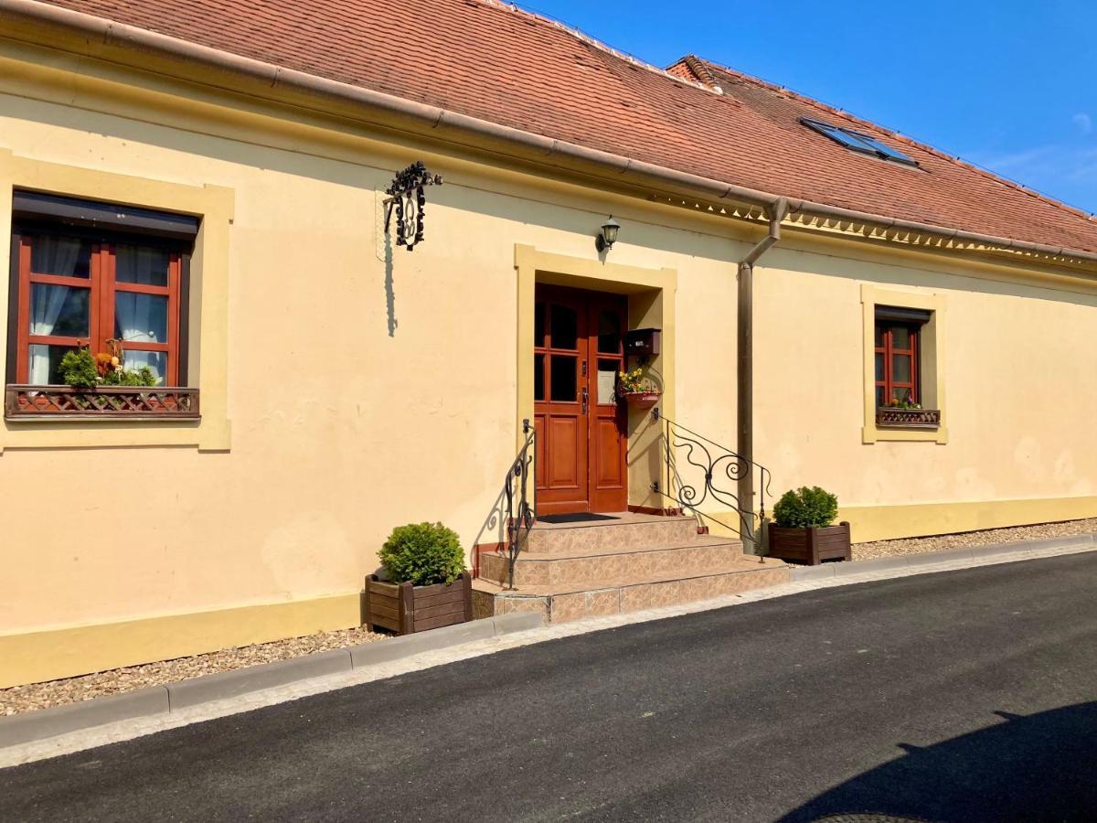 Guesthouse Mikulas Mikulov - Free Parking In The City Center Dış mekan fotoğraf